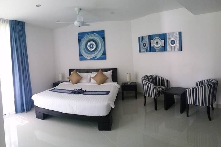Room 7 of 102