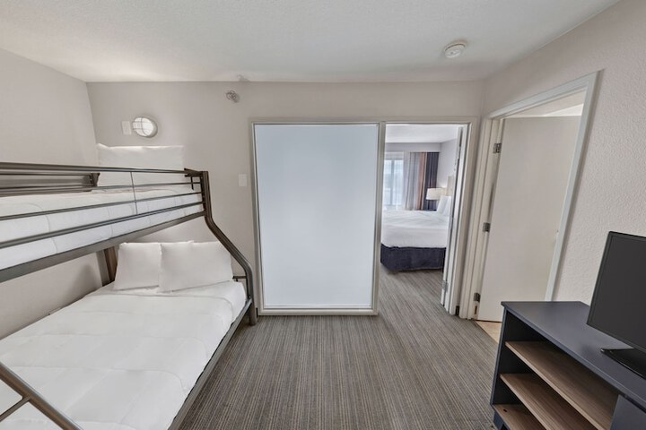 1 King Bed Suite (10 of 13)