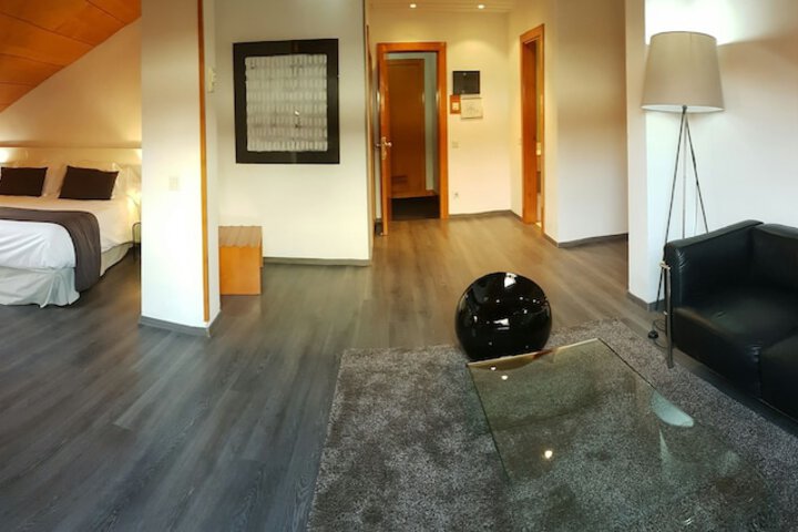 Room 5 of 32