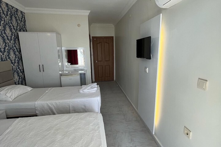 Room 4 of 33