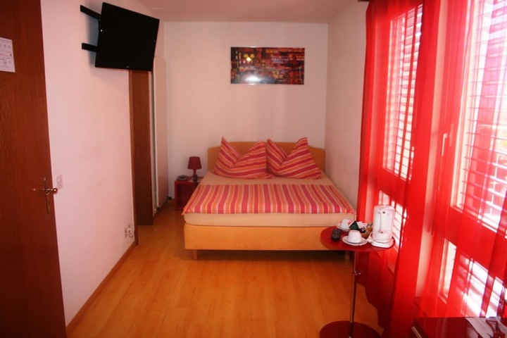 Room 10 of 34