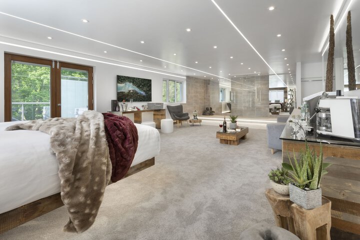 Room 42 of 390