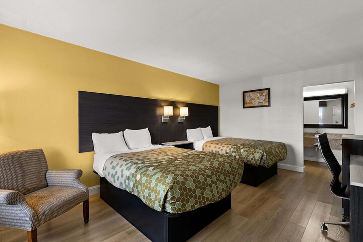 2 Double Beds (10 of 10)