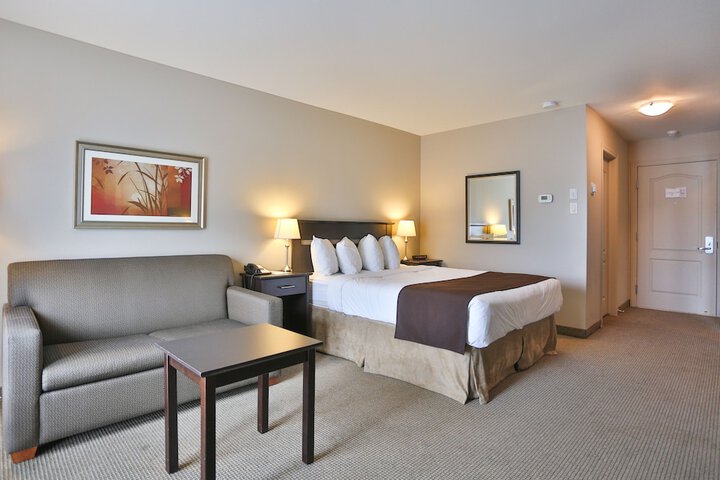 1 Queen Bed (2 of 8)