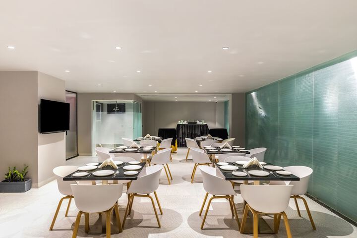 Dining 7 of 8