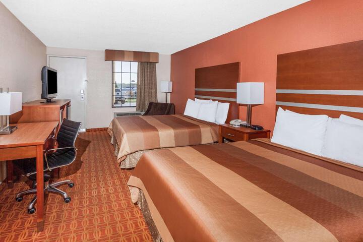 2 Queen Beds (1 of 3)