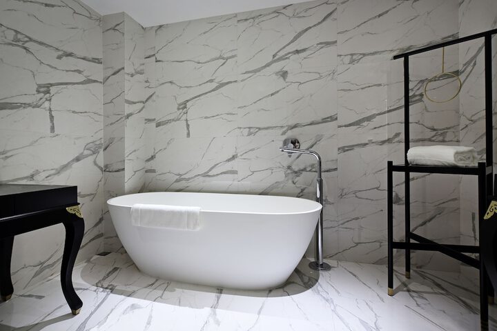 Deep soaking bathtub