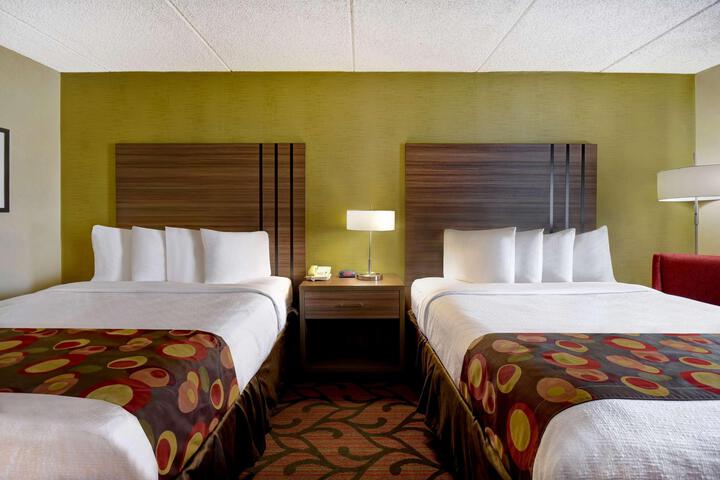2 Queen Beds Microwave and Refrigerator WiFi Full Breakfast (2 of 8)