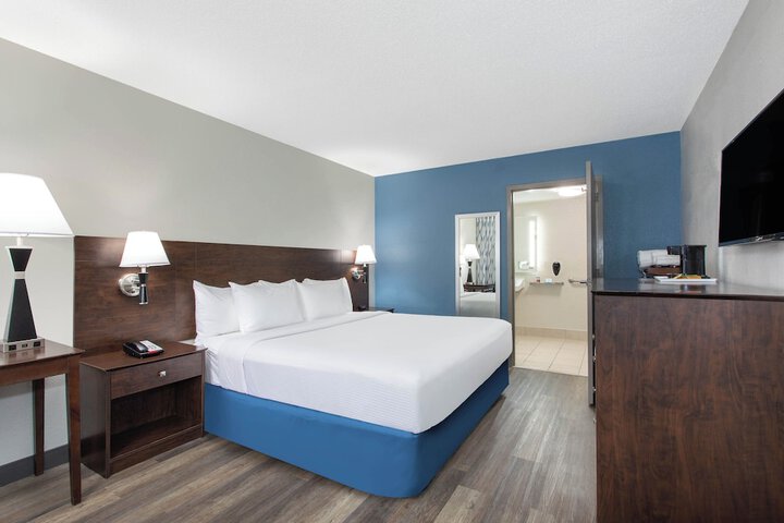 1 King Bed Accessible (6 of 10)