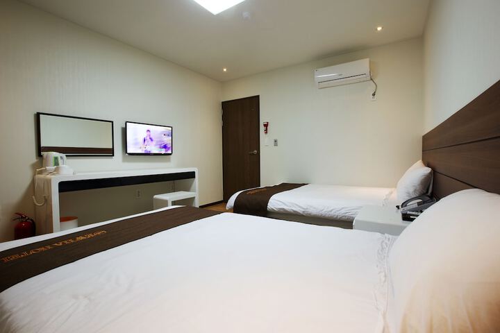 Room 8 of 18