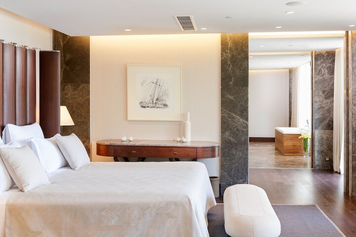 Room 4 of 73
