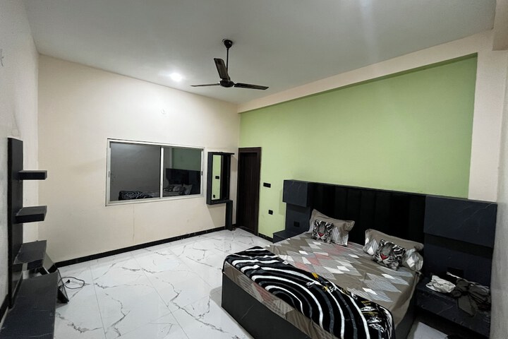 Room 5 of 8