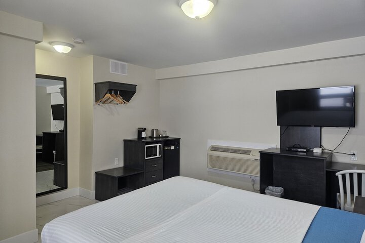 2 Queen Beds (11 of 14)
