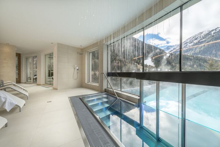 Hotel with Pool