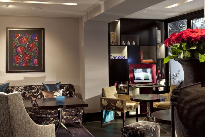 Lounge 31 of 42