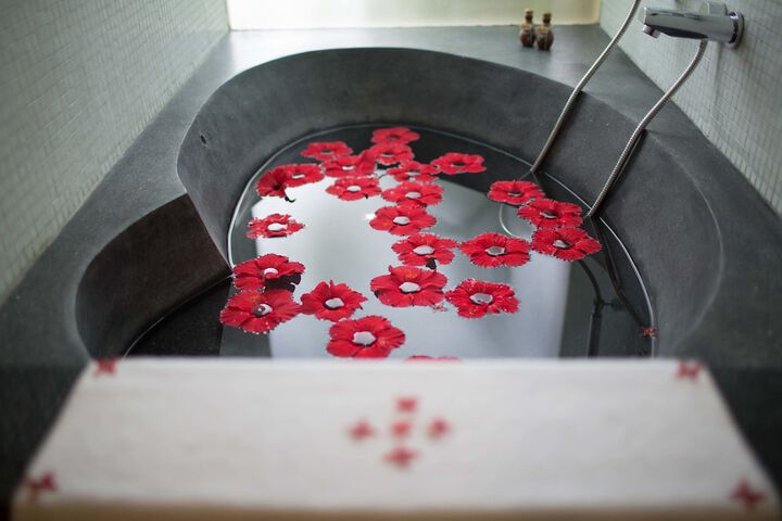 Deep soaking bathtub