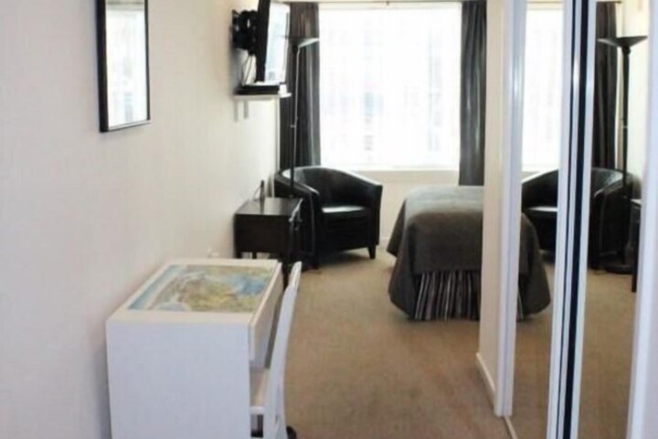 Room 4 of 6