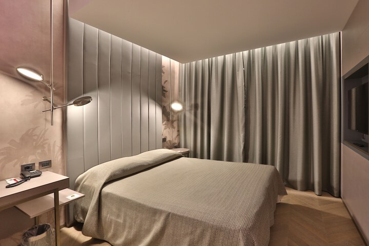 Room 9 of 33