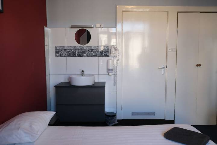 Room 12 of 82