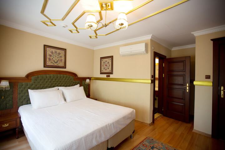 Room 10 of 77
