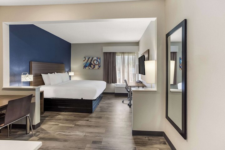 1 Queen Bed Efficiency Suite (4 of 19)