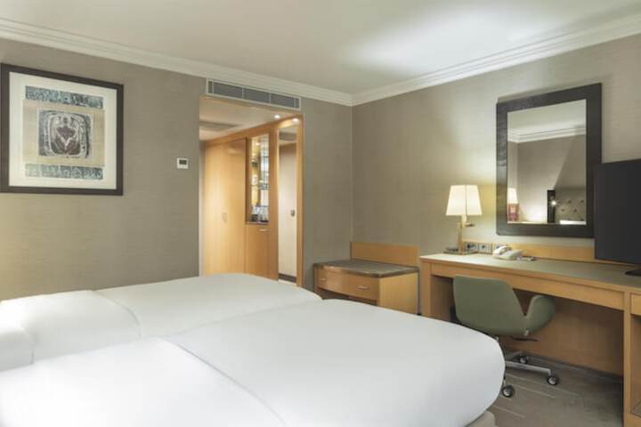 Room 33 of 243