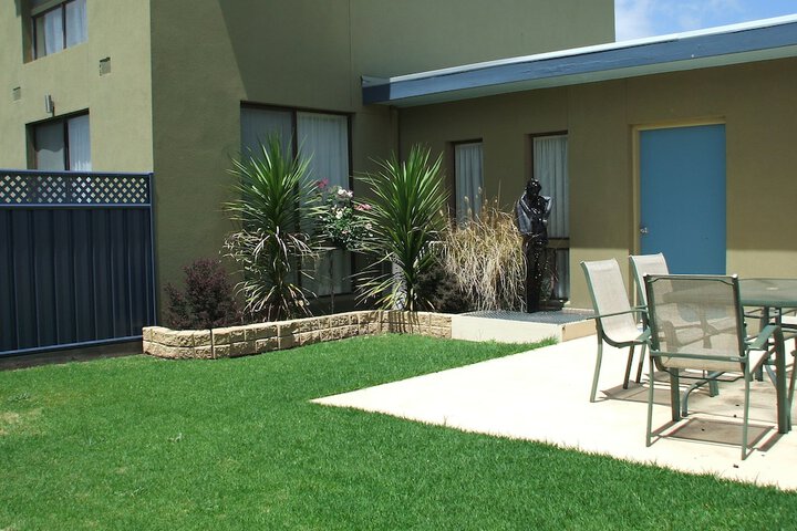 Hotel Exterior 29 of 37