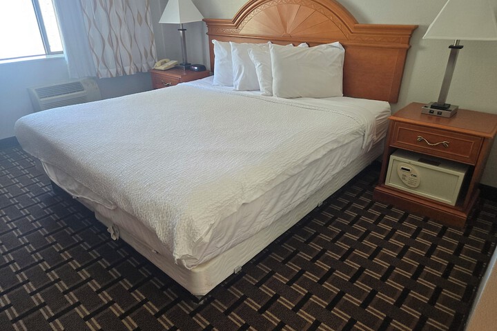 1 King Bed No Elevator (11 of 12)