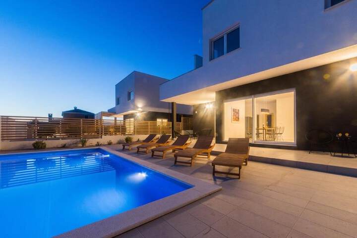 Pool 68 of 70