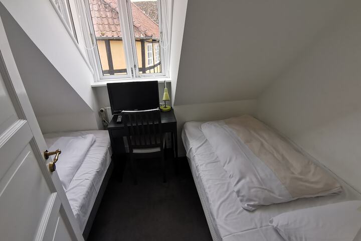 Room 6 of 25