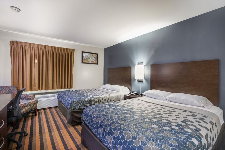 2 Queen Beds (6 of 8)