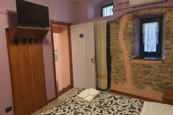 Room 13 of 28
