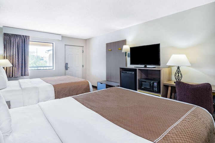 2 Queen Beds Accessible (6 of 12)