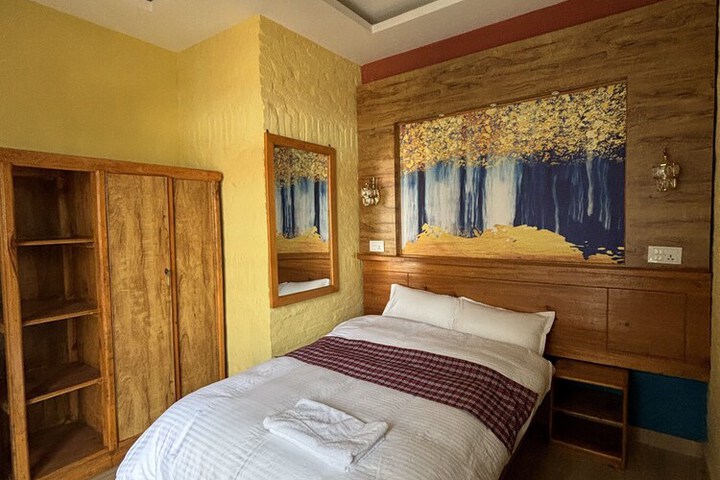 Room 7 of 12