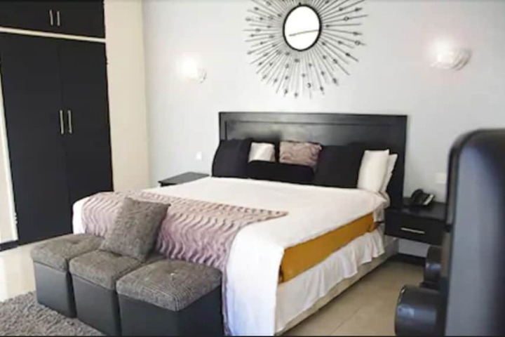 Room 4 of 9