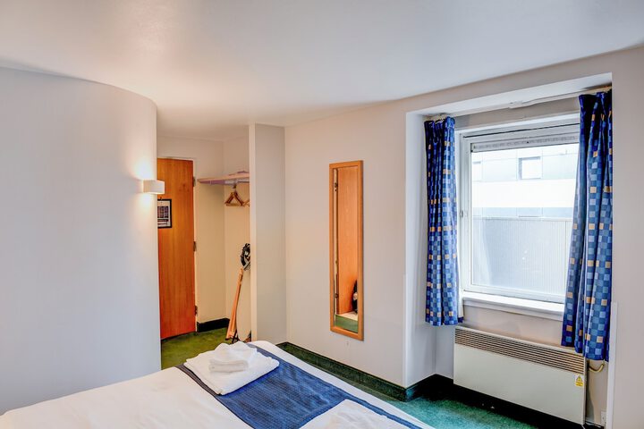 Room 32 of 41