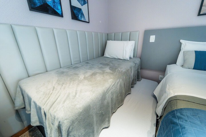 Room 5 of 184