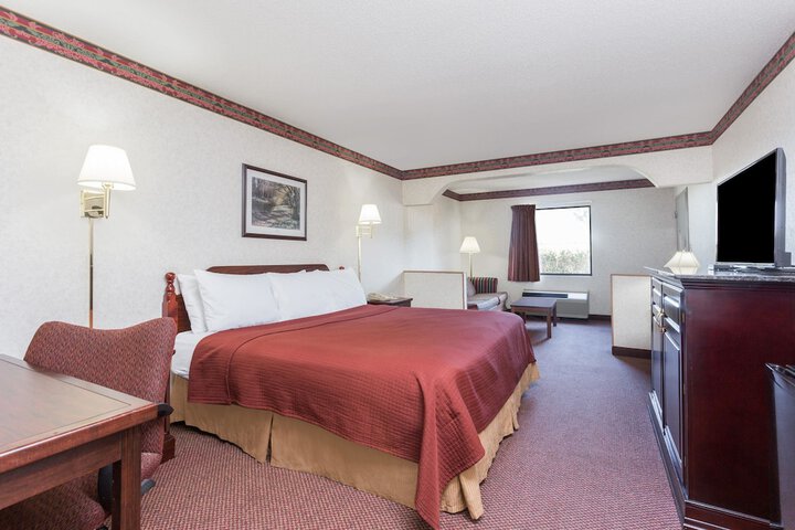 1 King Bed (3 of 12)