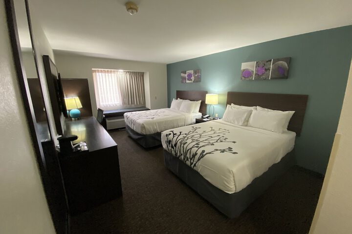 1 Queen Bed (22 of 27)