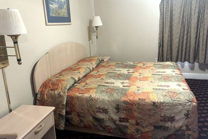 Premium Room 1 King Bed Jetted Tub (12 of 22)