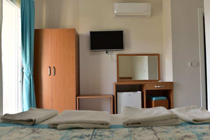 Room 5 of 33