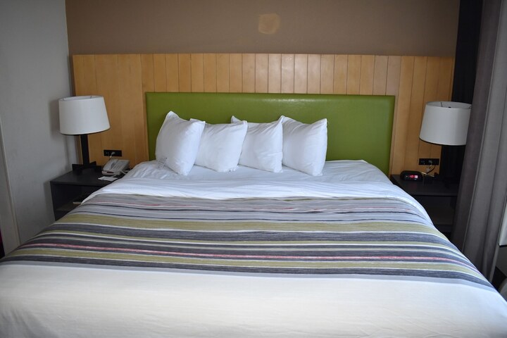 1 King Bed Accessible (39 of 55)