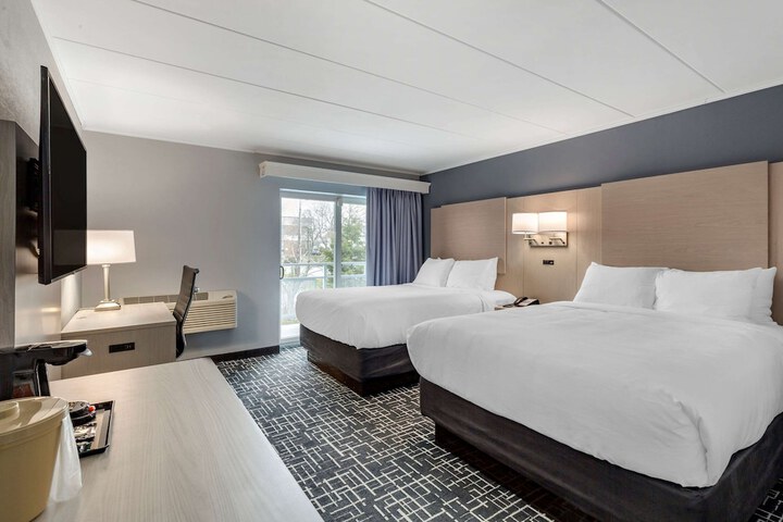 2 Queen Beds (2 of 14)