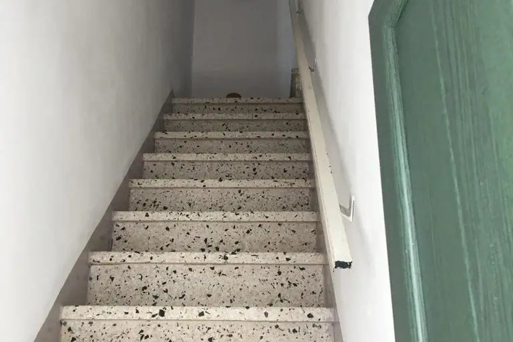 Room 8 of 10
