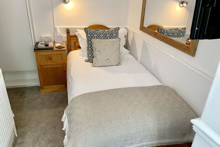 Room 4 of 122