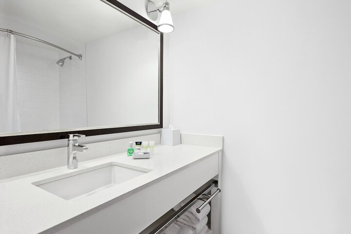 Room 35 of 77