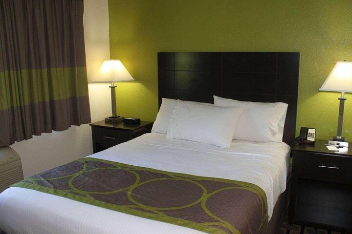 2 Queen Beds (12 of 21)