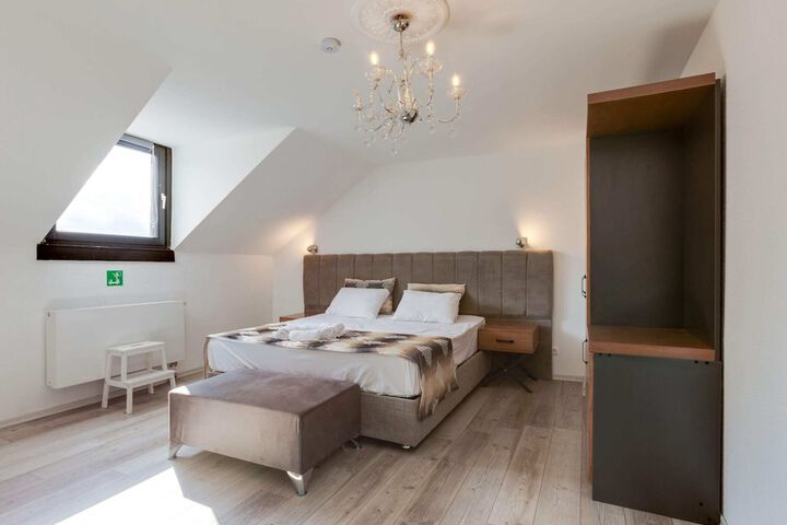Room 7 of 38