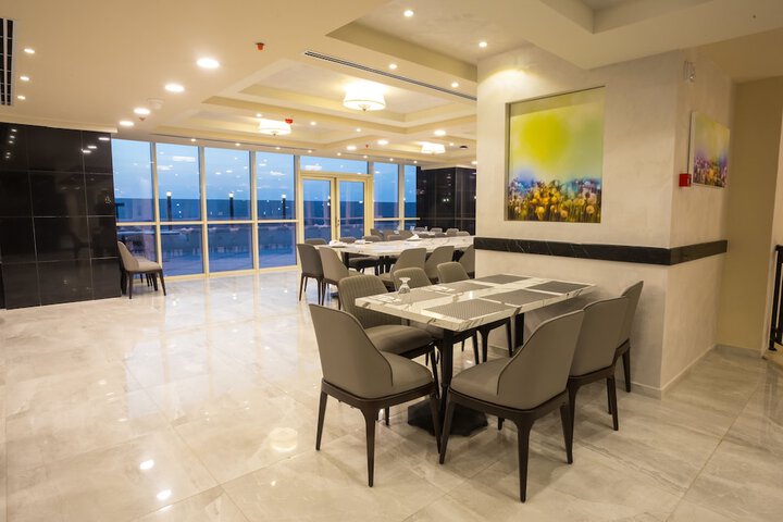 Lounge 70 of 79
