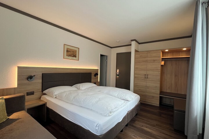 Room 33 of 87